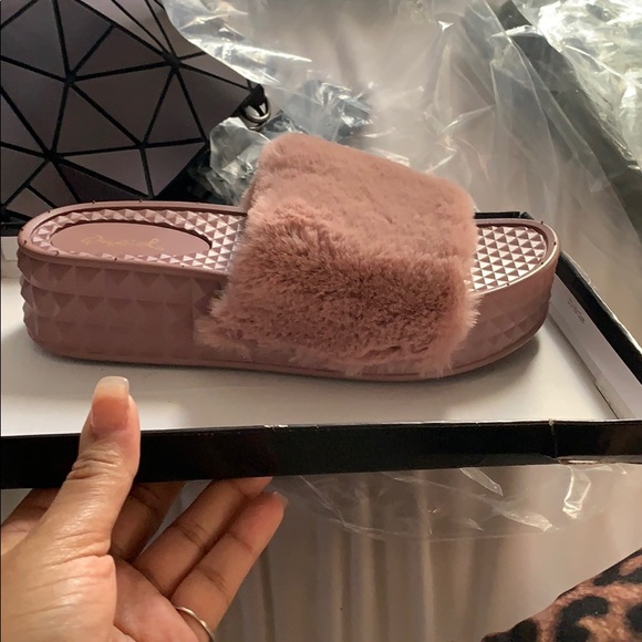 Cuddle N’ Cute Slides - Picture 4 of 10